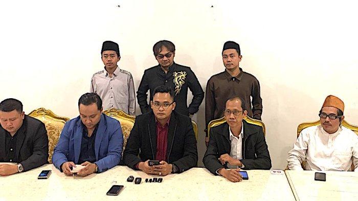 Harry Pribadi Garfes (tengah, duduk) selaku kuasa hukum Addin yang diduga mengalami pencemaran nama baik oleh Habib Bahar bin Smith di bekasi, kepada wartawan, Kamis (29/8/2024)