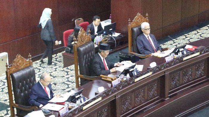 Hakim Ketua merangkap Anggota Jimly Asshiddiqie saat pembacaan putusan MKMK di Gedung Mahkamah Konstitusi, Gambir, Jakarta Pusat, Selasa (7/11/2023). Warta Kota/Yulianto