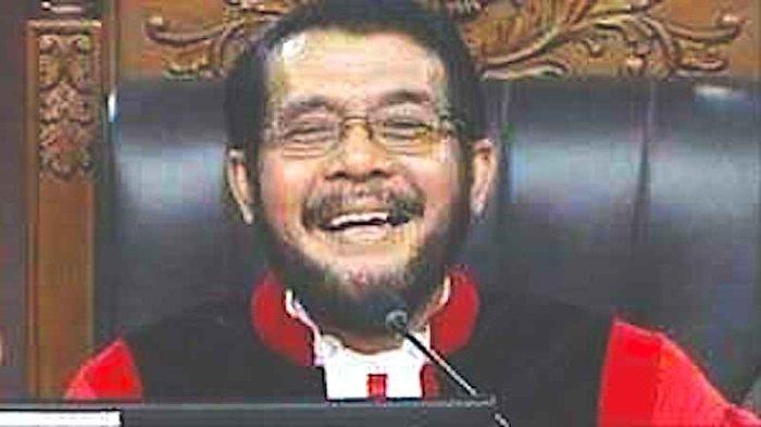 Hakim Konstitusi Anwar Usman dalam posisi terjepit.