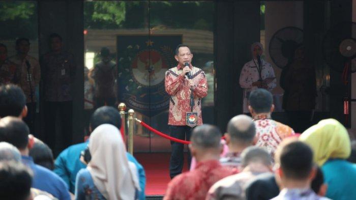 Mendagri Muhammad Tito Karnavian (kanan) menghadiri acara halalbihalal Hari Raya Idul Fitri Tahun 2024/1445 Hijriah di Halaman Plaza Gedung A Kantor Pusat Kemendagri, Jakarta, Kamis (18/4/2024).