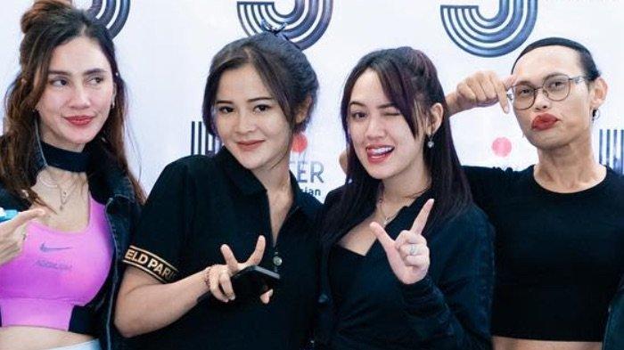 Pedangdut Happy Asmara mengunggah momen yang tidak biasa di akun media sosialnya, Rabu (20/9/2023). Di foto unggahannya itu Happy Asmara terlihat bertemu dengan penyanyi Denny Caknan dan Bella Bonita. Happy Asmara bahkan tampak mesra saat berpose berdampingan dengan Bella Bonita, istri Denny Caknan.