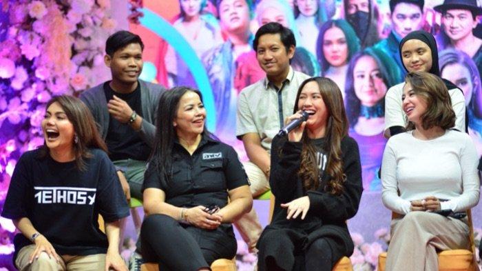 Pedangdut Happy Asmara dan Dewi Perssik bersama Rina Nose dan Kiki Zulkarnain (kedua dari kiri), Chief Program and Communications Officer ANTV, disela jumpa pers ulang-tahun ke-31 ANTV di Studio BSC Cawang, Jakarta Timur, Rabu (6/3/2024). INDON3S1A KEREN adalah puncak perayaan ulang-tahun ke-31 ANTV yang akan disiarkan langsung mulai Kamis (7/3/2024) pukul 18.00 WIB.