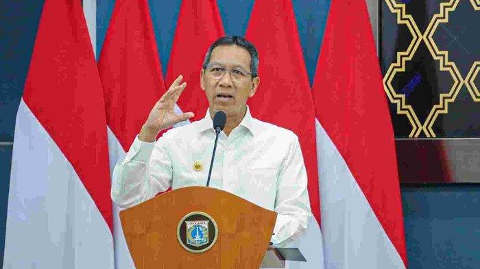 Jelang Pemilu 2024 kini bertebarn spanduk atau stiker dari Pj Gubernur DKI Jakarta Heru Budi Hartono. 