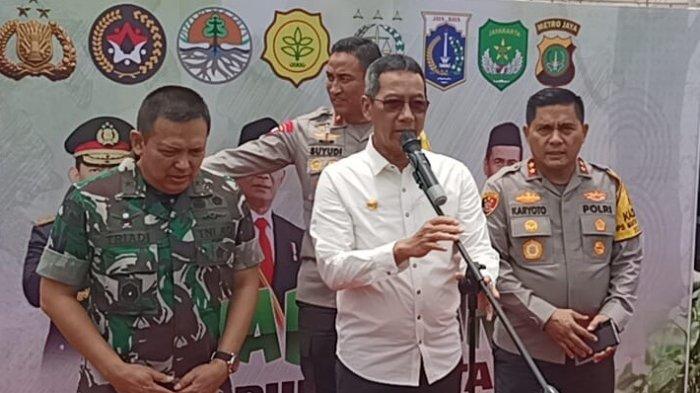 Pj Gubernur DKI Jakarta Heru Budi Hartono saat giat penanaman 10 juta pohon bersama Polri di Kapuk Muara, Penjaringan, Jakarta Utara pada Rabu (15/11/2023).