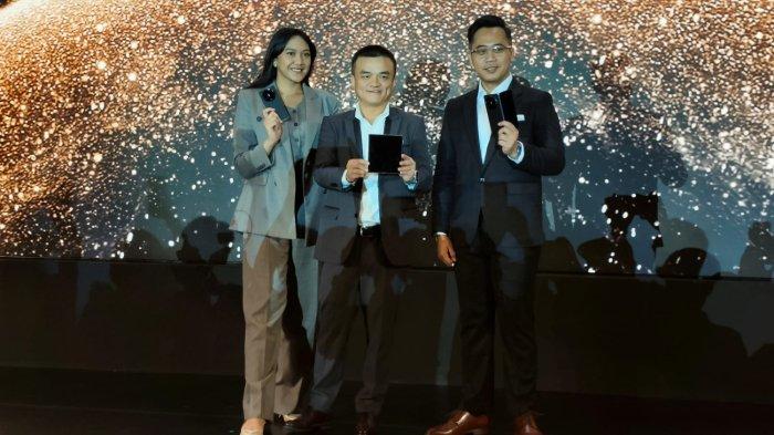(kiri-kanan): Commissioner & Chief Experience Officer CT Corp, Putri Tanjung, CEO Huawei Device Indonesia, Huiler Fan, dan Senior Retail Manager Huawei Device Indonesia, Edy Supartono foto bersama dalam acara peluncuran ponsel foldable Huawei Mate X6 di The Glass House, Park Hyatt Jakarta, Selasa (11/3/2025).