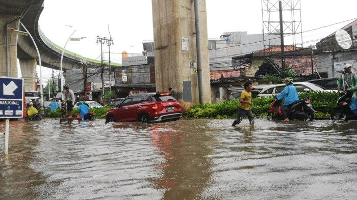 Hujan deras kawasan Jakarta mengakibatkan sejumlah titik alami banjir salah satunya di Jalan Ciledug Raya, Pasar Cipulir Jakarta Selatan pada Sabtu (6/7/2024) sore.