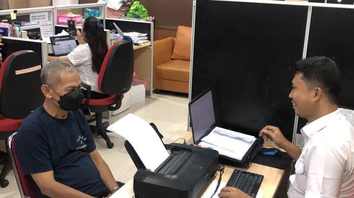 Warta Kota/Rendy Rutama
IC (kiri) saat diinterogasi oleh penyidik unit PPA di Mapolres Metro Jakarta Timur, Rabu (6/3/2024).