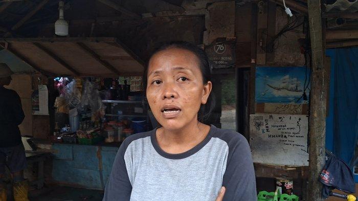 Ibu Atimah (40) selaku orangtua dari Keimita Ayuni Putri Aiman (12) saat ditemui di kediamannya di Kampung Serang RT 2 RW 6 Taman Rahayu, Kecamatan Setu, Kabupaten Bekasi, Jawa Barat, Senin (7/7/2025). Atimah kritisi penerapan jalur prestasi pada Sistem Penerimaan Murid Baru (SPMB) 2025.