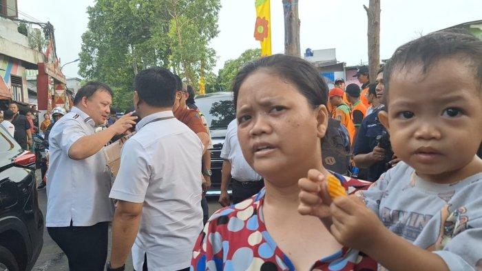 Ibu Juan sambil gendong balita meneriaki Pj Gubernur Jakarta Heru Budi Hartono karena KJP Anaknya  belum cair, Rabu (3/7/2024).