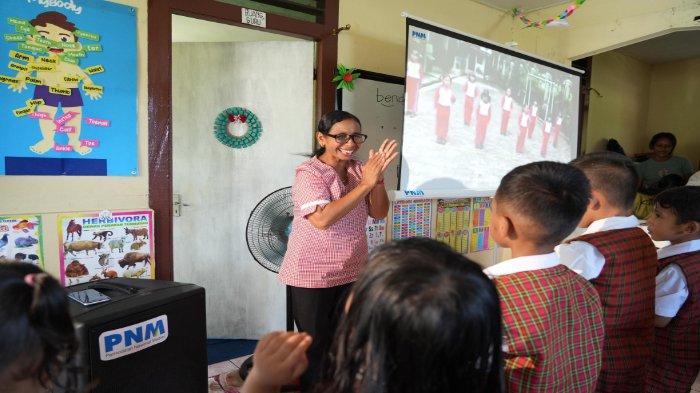 Ibu Selly, perempuan asal Pulau Saparua, Maluku, menjadi pendidik anak-anak membuka sekolah TK Sintiche secara gratis dan mengajar anak-anak dari keluarga yang kurang mampu. Berkat mengikuti program PNM Mekaar, ibu Selly akses modal dan pelatihan usaha, sehingga usahanya berkembang dan mampu menopang biaya operasional sekolah.