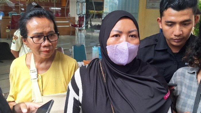 Imelda ibu kandung Sinta Amelia korban kebakaran Plaza Glodok saat ditemui di RS Polri Kramat Jati, Minggu (19/1/2025).