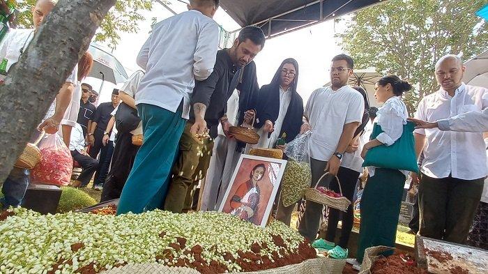 Tora Sudiro hadiri pemakaman ibundanya, Dyah Setyoutami Sudiro, di TPU Tanah Kusir, Kebayoran Lama, Jakarta Selatan, Minggu (20/8/2023).