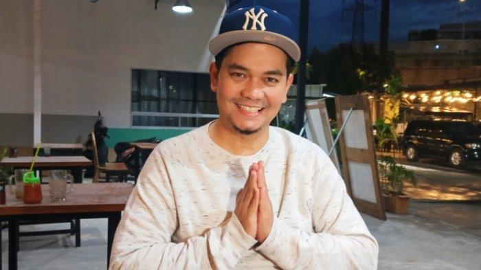 Presenter dan pemain film Indra Bekti di Mampang Prapatan, Jakarta Selatan, Jumat (19/1/2024) malam.
