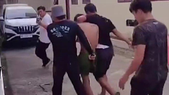 Indra Septiarman (26) Pembunuh gadis bernama Nia Kurnia Sari (18) penjual gorengan keliling di Padang Pariaman, Sumatera Barat ditangkap di atap rumah kosong di wilayah Kayu Tanam, Nagari Pasa Gelombang, Sumatera Barat pada Kamis (19/9/2024).