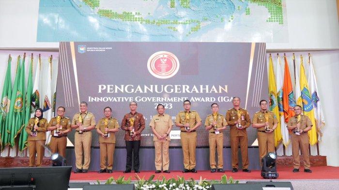 Menteri Dalam Negeri (Mendagri) Muhammad Tito Karnavian menyerahkan penghargaan kepada daerah terinovatif pada gelaran Innovative Government Award (IGA) 2023.
