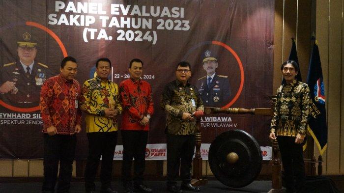 Inspektur Jenderal Kemenkumham Dr. Reynhard Silitonga membuka secara resmi kegiatan Panel Evaluasi SAKIP Kemenkumham didampingi Sekretaris Inspektorat Jenderal, Inspektur Wilayah V, Karo Perencanaan Sekretariat Jenderal, dan Kepala Kantor Wilayah Kemenkumhan Jawa Barat di Ballroom Hotel Crowne Plaza Bandung, Jawa Barat pada Selasa (23/4/2024).
