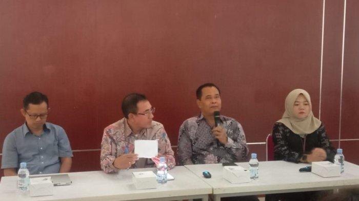 Jajaran Universitas Singaperbangsa Karawang (Unsika) saat memberikan keterangan kepada awak media di Unsika, Karawang pada Kamis (19/12/2024).