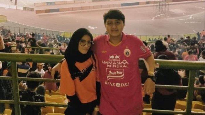 Muhammad Arfan Naziro bersama seorang Jak Angel saat di Stadion Patriot Chandrabaga, Bekasi, usai menyaksikan laga Persija Jakarta. Dia mengimbau Bonek tidak perlu datang ke Jakarta. Jika nekat datang, Jakmania akan menyambut sebaik mungkin sekaligus menyuarakan perdamaian.