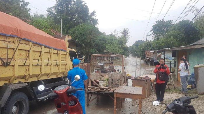 JALAN TERPUTUS -  Jalan Raya Pangkalan- Loji, Dusun Bunder, Desa Tamansari, Kecamatan Pangkalan, Karawang terputus akibat terendam banjir pada Selasa (4/3/2025).