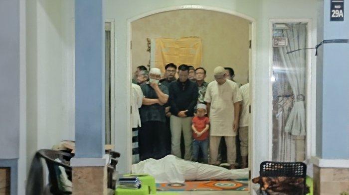 Donny Kesuma disolatkan sebelum dimakamkan.