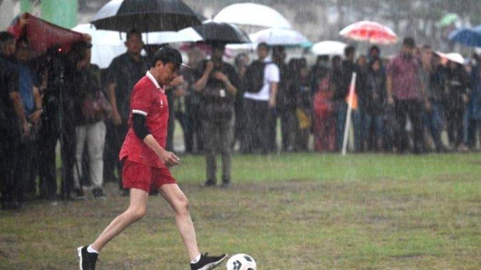 Presiden Joko Widodo saat bermain sepak bola di Lapangan Gamplong di Kabupaten Sleman, Daerah Istimewa Yogyakarta Sabtu (27/1/2024). Lokasi jokowi main bola tidak jauh dari lokasi Ganjar dan Megawati berkampanye pada Minggu (28/1/2023) ini.