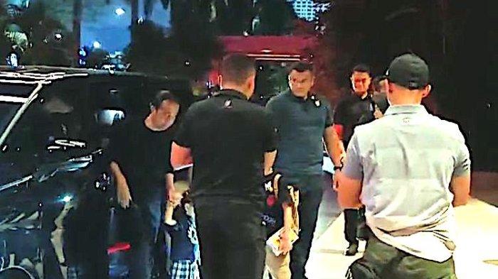 Jokowi saat tiba di hotel tempat Prabowo Gibran berkumpul