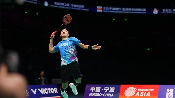 Aksi pebulu tangkis tunggal putra Indonesia Jonatan Christie saat menghadapi Li Shi Feng pada final Kejuaraan Bulu Tangkis Asia 2024 di Ningbo Olympic Sports Center Gymnasium, Ningbo, China, Minggu (14/4/2024). Jonatan Christie meraih gelar juara usai menang dengan skor 21-15, 21-16.
