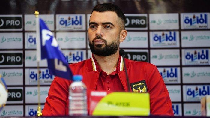 Pemain belakang Timnas Indonesia, Jordi Amat dalam sesi pre match conference kontra Irak, Rabu (15/11/2023).