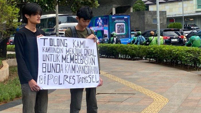 Dua anak yang minta keadilan bagi ibunya