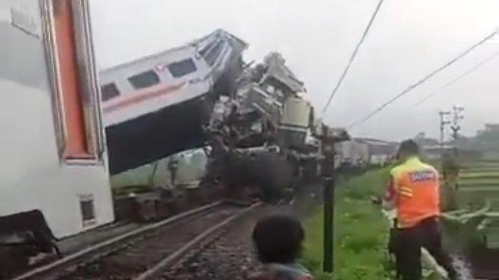 KA Turangga tabrakan adu banteng dengan Kereta Api Commuter Line Bandung Raya (Baraya) di petak Cicalengka-Haurpugur, tepatnya di Kilometer 181+5/4, Kecamatan Cicalengka, Kabupaten Bandung sekira pukul 06.03 WIB.