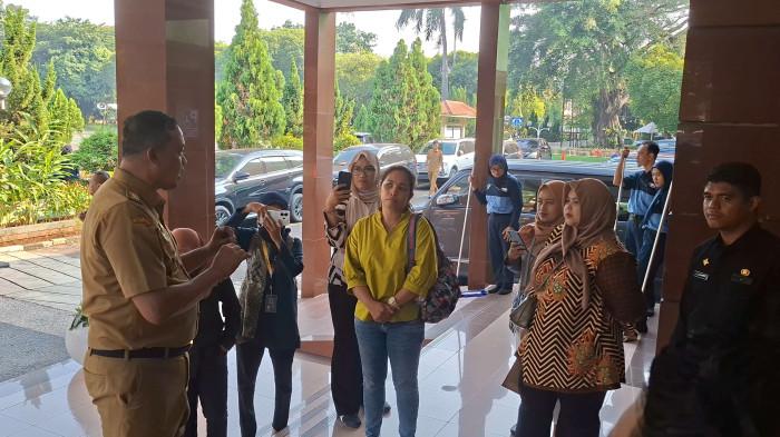 Wali kota Bekasi saat menemui wali murid yang datang ke kantornya