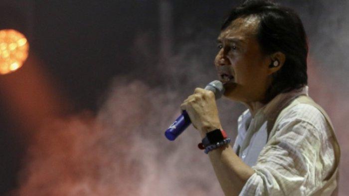 Katon Bagaskara (vokal), LiLo (gitar) dan Adi Adrian (piano) menepati janjinya. Personel band KLa Project ini menggelar konser bertajuk AETERNITAS di Istora Senayan, Jakarta Pusat, Jumat (25/10/2024) malam. Konser spesial ini digadang-gadang sejak 1,5 bulan lalu sebagai panggung musik spesial dari sang idola untuk para penggemar dalam perayaaan HUT KLa Project ke-36.