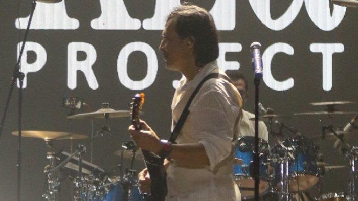 Katon Bagaskara (vokal), LiLo (gitar) dan Adi Adrian (piano) menepati janjinya. Personel band KLa Project ini menggelar konser bertajuk AETERNITAS di Istora Senayan, Jakarta Pusat, Jumat (25/10/2024) malam. Konser spesial ini digadang-gadang sejak 1,5 bulan lalu sebagai panggung musik spesial dari sang idola untuk para penggemar dalam perayaaan HUT KLa Project ke-36.