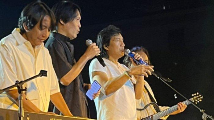 Katon Bagaskara (vokal), LiLo (gitar) dan Adi Adrian (piano) menepati janjinya. Personel band KLa Project ini menggelar konser bertajuk AETERNITAS di Istora Senayan, Jakarta Pusat, Jumat (25/10/2024) malam. Konser spesial ini digadang-gadang sejak 1,5 bulan lalu sebagai panggung musik spesial dari sang idola untuk para penggemar dalam perayaaan HUT KLa Project ke-36.
