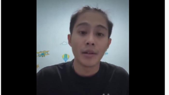 KORBAN DJ PANDA - DJ Panda yang telah menghamili model dan aktris Erika Carlina (31), ternyata diduga sedikitnya ada 2 wanita lain yang juga dihamili DJ Panda tanpa dinikahi. Hal itu dikatakan DJ Bravy, kekasih Erika Carlina saat ini, dalam podcast di Close The Door, bersama Deddy Corbuzier, Selasa (22/7/2025).