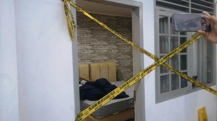 KOS DIPLOMAT TEWAS - Kamar kos dimana Arya Daru Pangayunan (39), seorang diplomat atau pegawai Kementerian Luar Negeri, ditemukan tewas di kamar kost Guest House Gondia di Jalan Gondangdia Kecil Nomot 22, Menteng, Jakarta Pusat, Selasa (8/7/2025). Arya Daru ditemukan tewas dengan kepala terikat lakban dan tubuh ditutupi selimut.