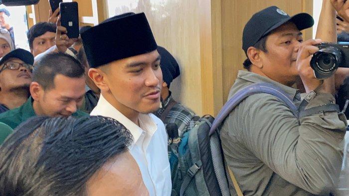 Ketua Umum Partai Solidaritas Indonesia (PSI) Kaesang Pangarep menyambangi markas Partai Kebangkitan Bangsa (PKB) di DPP PKB, Jalan Raden Saleh, Senen, Jakarta Pusat, Selasa (6/8/2024). Ia disambut Cak Imin