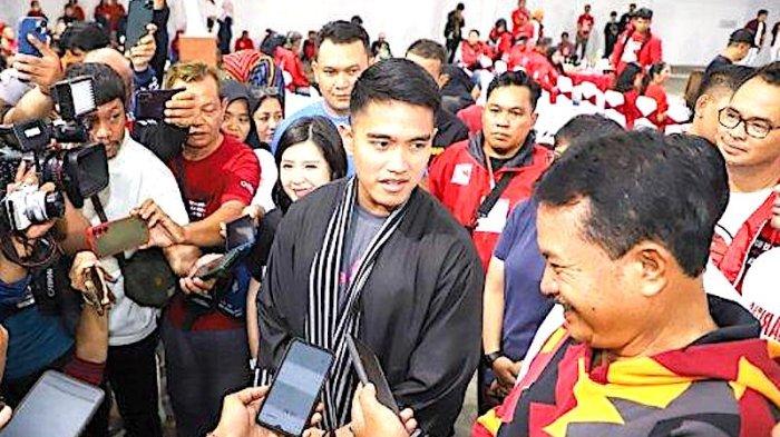 Ketum PSI Kaesang Pangarep saaf menghadiri Jalan Santuy Malam Bersama Kader PSI di Kota Madiun, Jawa Timur, Minggu (3/12/2023).