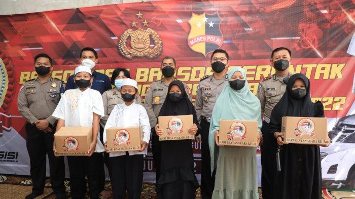 Kakorlukum Lemdiklat Polrix Brigjen Pol Agus Salim bersama perwakilan Bank BRI memberikan bantuan sosial dan baksos kepada Yayasan Gothal Peduli Yatim di Tamansari, Jakarta Barat