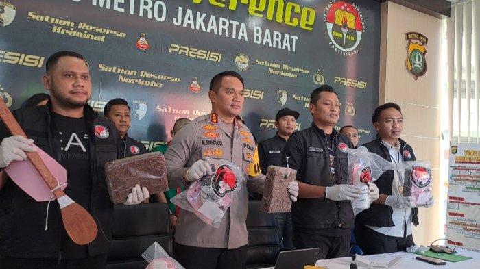 Kapolres Metro Jakarta Barat, Kombes Pol M Syahduddi melakukan press conference di Mapolres Metro Jakarta Barat, Rabu (20/12/2023) terkait pengungkapan home industry narkotika sinte.