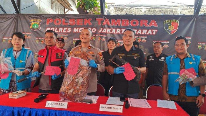 Kapolsek Tambora, Kompol Donny Harvida menunjukkan barang bukti kasus pencurian kabel PLN di Polsek Tambora, Jakarta Barat pada Jumat (28/6/2024).