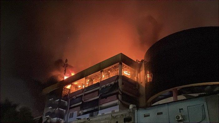 KEBAKARAN hebat melanda Plaza Glodok, Jakarta, Rabu (16/1/2025). Hingga lewat tengah malam, api belum berhasil dipadamkan sepenuhnya.
