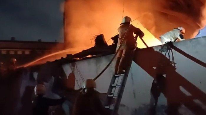 Kebakaran hebat landa gudang Lazada di Jalan Pesing Poglar No. 8, Kedaung Angke, Cengkareng, Jakarta Barat, Kamis (21/3/2024) sekira pukul 22.00 WIB.