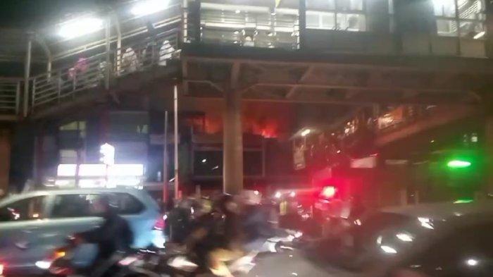 Kebakaran melanda sebuah ruko di Mampang Prapatan, Jakarta Selatan pada Kamis (24/10/2024).