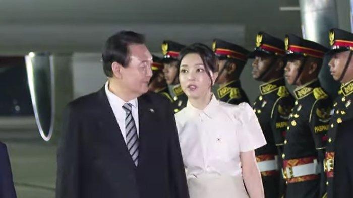 Kecantikan istri Presiden Korea Selatan Kim Keon-hee curi perhatian di G20 saat tiba di Bali, Indonesia pada Senin (14/11/2022)