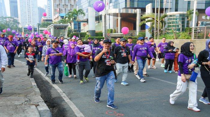 Kegiatan jalan sehat yang diikuti ribuan pegawai PT KAI Daops 1 Jakarta dalam rangka merayakan HUT ke-78 KAI di Stasiun BNI City Sudirman, Jakarta, Minggu (8/10/2023).