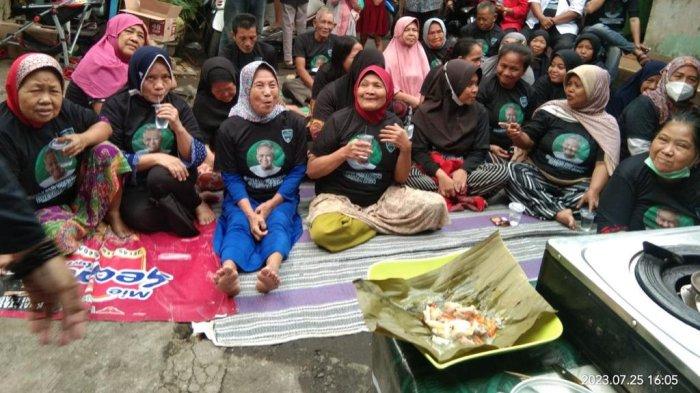 Ibu prasejahtera sedang mengikuti pelatihan bisnis yang diselenggarakan oleh PNM