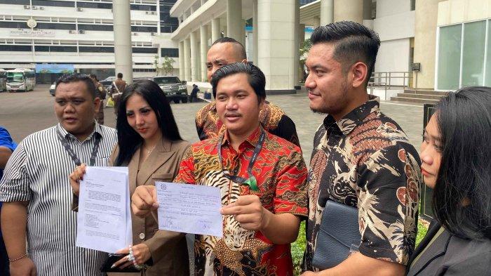 Kelompok advokat Pendekar Hukum Pemberantasan Korupsi (PHPK) saat mengadukan artis Sandra Dewi ke Kejagung terkait pencucian uang korupsi suaminya Harvey Moeis.