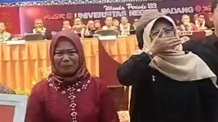 Ibu menangis mewakili anaknya wisuda di Universitas Negeri Padang