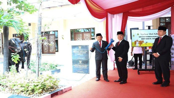 Mendagri Muhammad Tito Karnavian mewakili Kemendagri dan BNPP menyerahkan 743 hewan kurban pada perayaan Idul Adha 1445 Hijriah. Penyerahan tersebut berlangsung di Halaman Masjid An-Nuur Kemendagri, Jakarta, Rabu (19/6/2024).